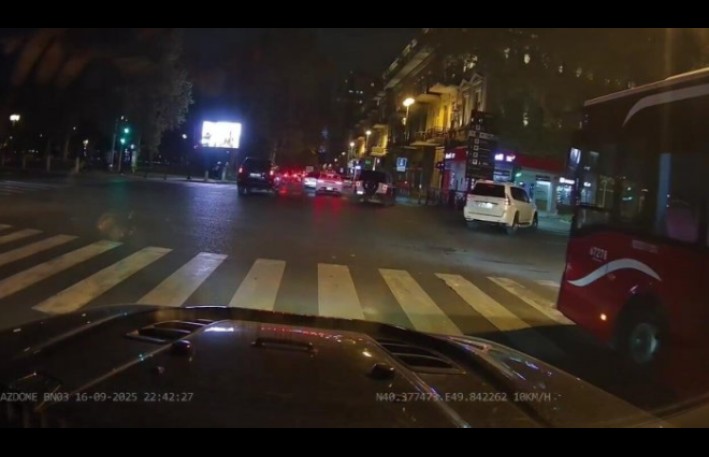 Bakıda "Prado" sərnişin avtobusu ilə toqquşdu - ANBAAN VİDEO