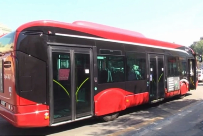 “28 May”da bədbəxt hadisə - “Bakubus”un avtobusu qadını vurdu 