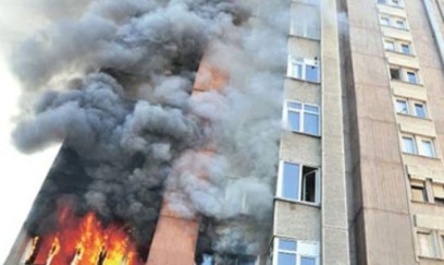 Bakıda çoxmərtəbəli binada yanğın: 5 nəfər təxliyə edildi
