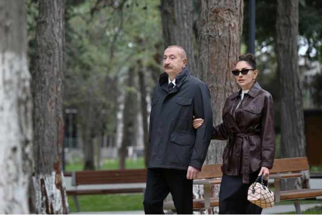 İlham Əliyev və Mehriban Əliyeva Nərimanovda salınan yeni parkın AÇILIŞINDA