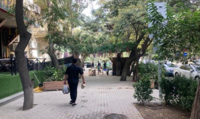 Bakıda küçəyə yerləşdirilən qurğular yığışdırılıb 