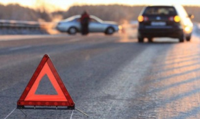 Şabranda avtomobil ağaca çırpıldı: Sürücü öldü 