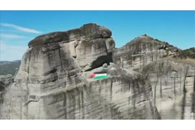 Yunanıstanda Meteora qayalarına nəhəng Fələstin bayrağı asıldı