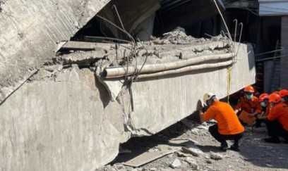 İndoneziyada məktəb binası dağıldı - Onlarla insan həyatını itirdi