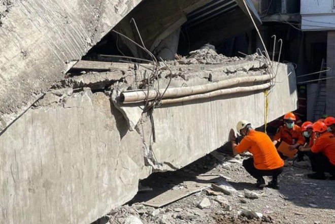 İndoneziyada məktəb binası dağıldı - Onlarla insan həyatını itirdi