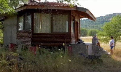 Kurtlar Vadisinin məşhur aktyoru indi daxmada yaşayır - FOTO