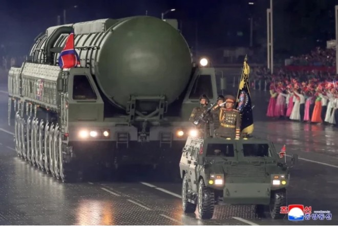 Şimali Koreya qitələrarası ballistik raketini nümayiş etdirib 