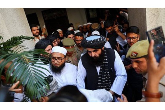 Hindistanda QALMAQAL: Əfqan nazir qadın jurnalistlərə QADAĞA QOYDU