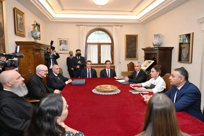 Mehriban Əliyeva Müqəddəs Pavel Bazilikasının baş keşişi ilə görüşüb 