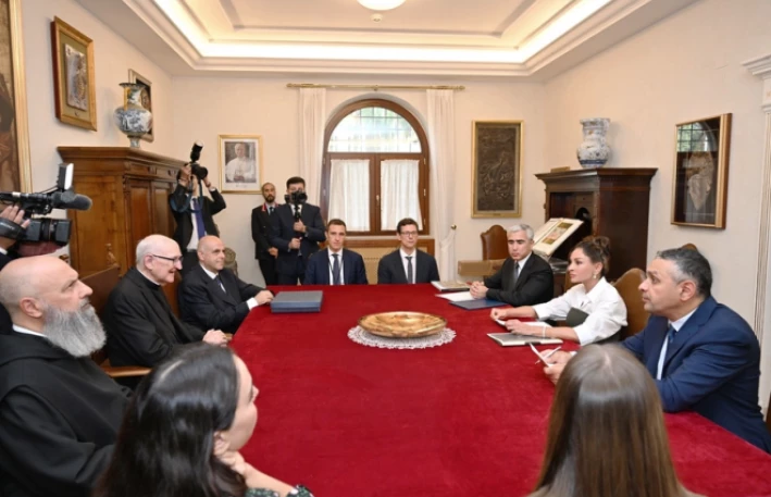 Mehriban Əliyeva Müqəddəs Pavel Bazilikasının baş keşişi ilə görüşüb 