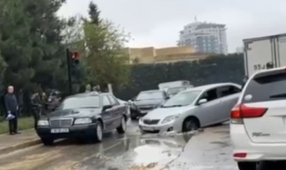 Bakıda avtomobil çuxura düşdü, tıxac yarandı - VİDEO
