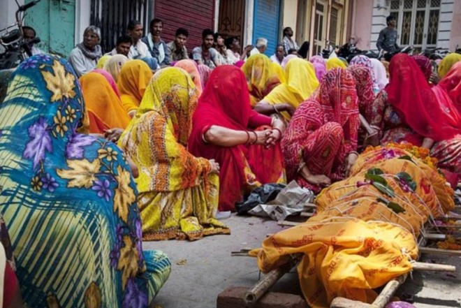 İnsanların reaksiyasını yoxlamaq üçün öz yasını təşkil etdi 