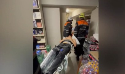 17 yaşlı oğlan mağazada yüklərin altında sıxışdı - VİDEO