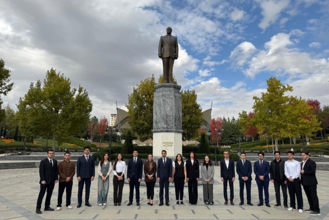 Ankarada təhsil alan azərbaycanlı tələbələr Ulu Öndər Heydər Əliyevin abidəsini ziyarət ediblər 