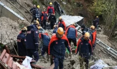 Türkiyədə kanalizasiya qazıntısı zamanı torpaq uçqunu baş verib: ölənlər var 