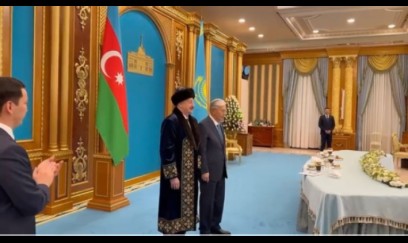 Tokayev İlham Əliyevə qazax milli geyimini hədiyyə etdi - VİDEO