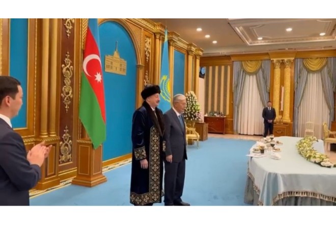 Tokayev İlham Əliyevə qazax milli geyimini hədiyyə etdi - VİDEO