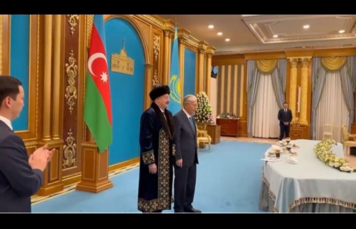 Tokayev İlham Əliyevə qazax milli geyimini hədiyyə etdi - VİDEO