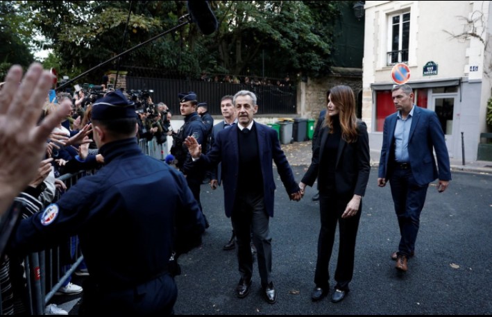 Nikola Sarkozi həbsxanaya belə getdi – VİDEO