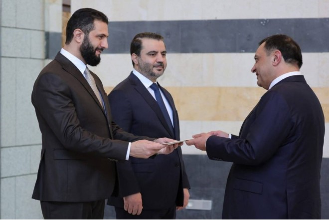 Ermənistan səfiri etimadnaməsini Əhməd əl-Şaraaya təqdim edib 