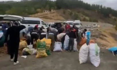Türkiyədə kartof yüklü maşın xarab oldu - sürücü məhsulu pulsuz payladı