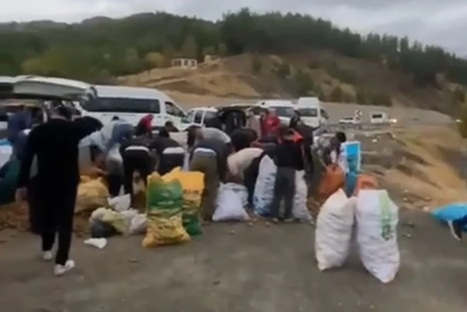 Türkiyədə kartof yüklü maşın xarab oldu - sürücü məhsulu pulsuz payladı