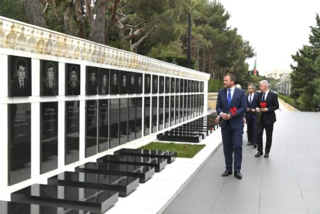 Marqus Tsahkna Bakıda Şəhidlər xiyabanını ziyarət edib 