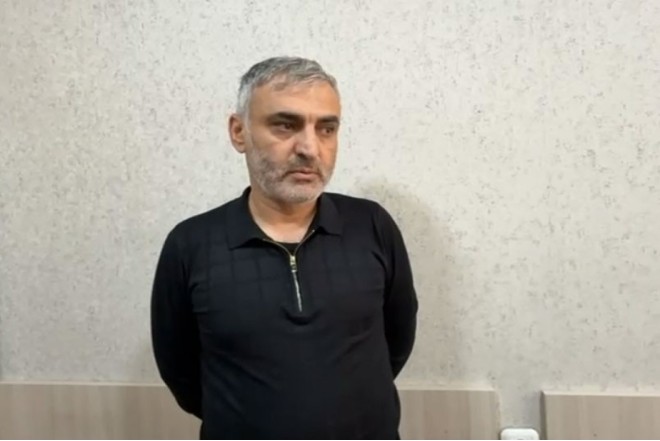 Maskalı şəxs ev sahibinə xəsarət yetirərək pulunu ələ keçirdi