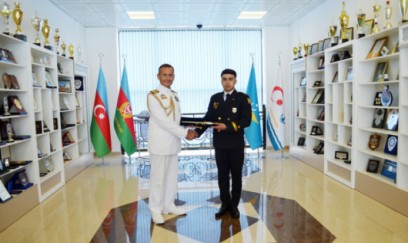 Azərbaycanlı zabitə “Tələbələrin şərəf qılıncı” təqdim edilib 