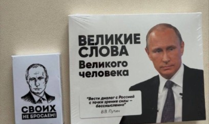 Kremlin adamı ABŞ-a Putinin şəkli olan konfetlər apardı 