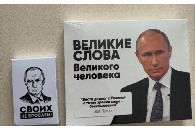 Kremlin adamı ABŞ-a Putinin şəkli olan konfetlər apardı