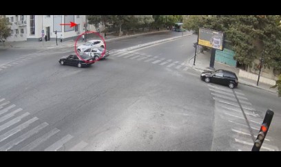Bakıda işıqforun qırmızı işığında keçən avtomobil ağır qəzaya səbəb oldu – ANBAAN VİDEO