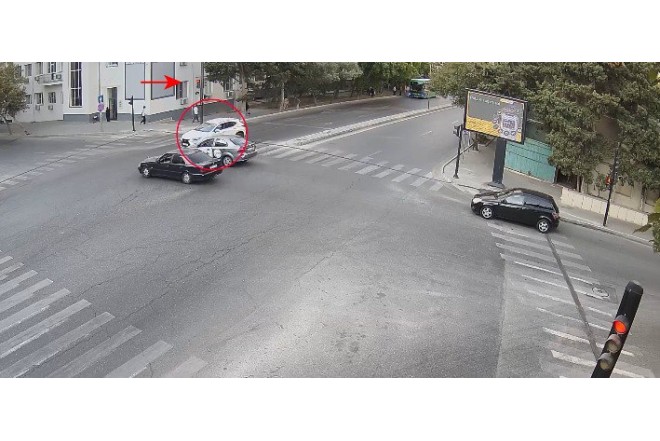 Bakıda işıqforun qırmızı işığında keçən avtomobil ağır qəzaya səbəb oldu – ANBAAN VİDEO