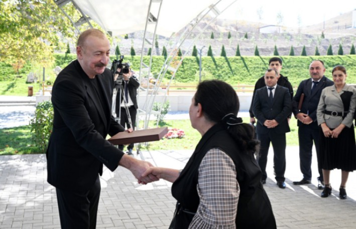Prezident İlham Əliyev Cəbrayıl rayonunun Horovlu kəndinin sakinlərinə mənzillərin açarlarını təqdim edib 