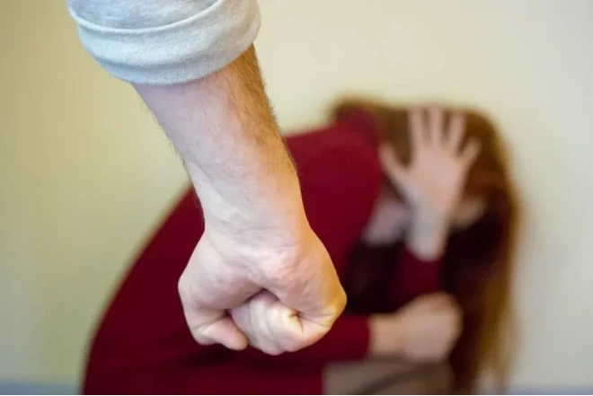 Həyat yoldaşına fiziki zor tətbiq edən şəxs saxlanılıb