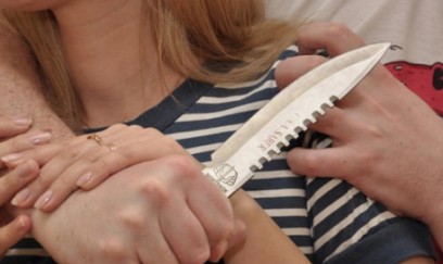 Kafe işlədən qadın bıçaqlandı 