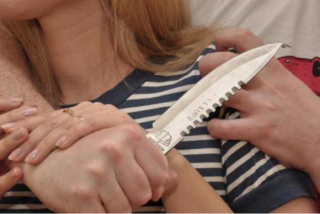 Kafe işlədən qadın bıçaqlandı 