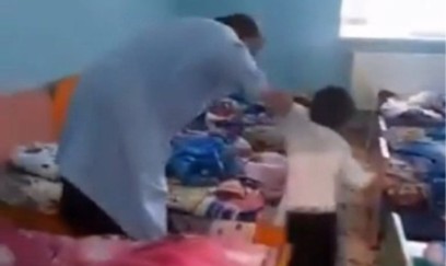 Daha bir uşaq bağçasında azyaşlıya şiddət olundu- VİDEO