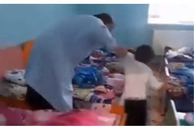 Daha bir uşaq bağçasında azyaşlıya şiddət olundu- VİDEO