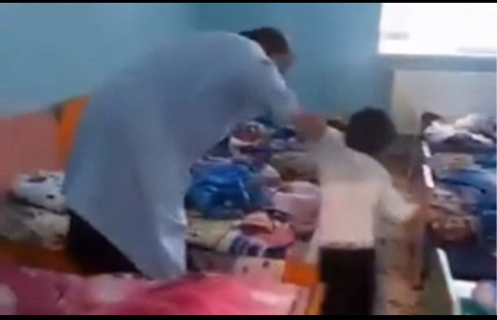 Daha bir uşaq bağçasında azyaşlıya şiddət olundu- VİDEO