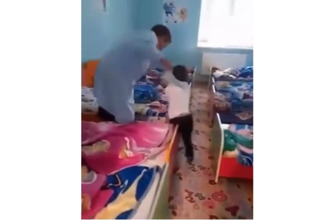 Tovuzda bağçada azyaşlını döyən dayə işdən çıxarılıb