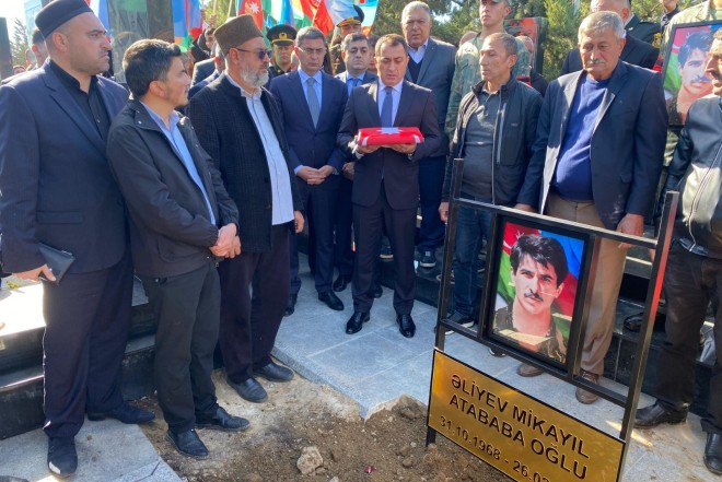 Xocalı soyqırımı zamanı itkin düşən Mikayıl Əliyev Xəzər rayonunda torpağa tapşırılıb- FOTO