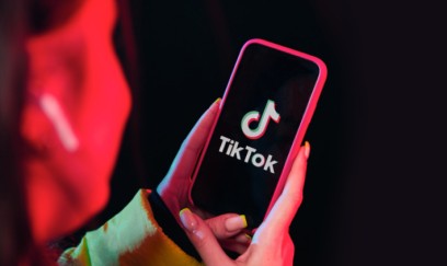 Kişi sevgilisini "TikTok"a görə döydü - Məhkəməlik oldular