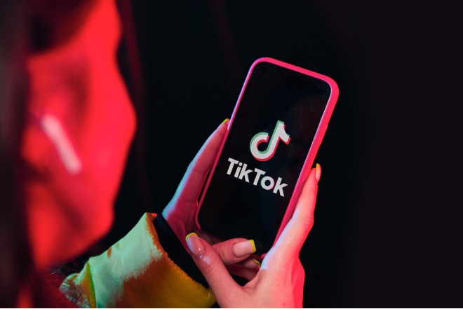 Kişi sevgilisini "TikTok"a görə döydü - Məhkəməlik oldular