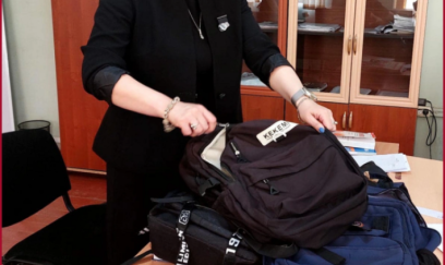 Azərbaycanda şagirdin çantasına girən müəllim cəzalandırıldı