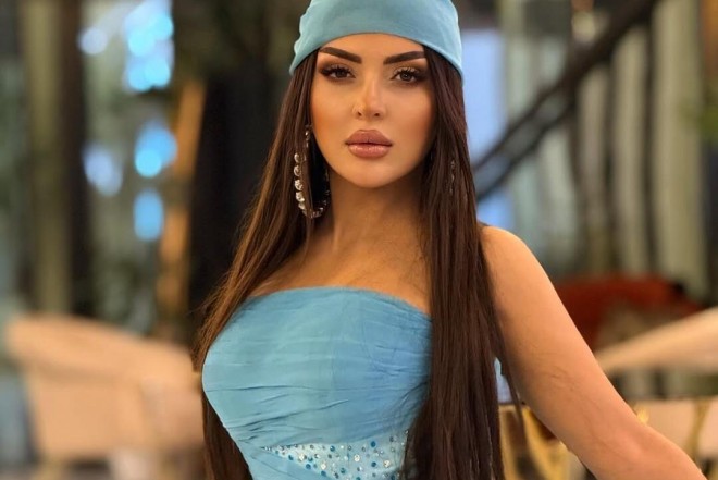 Vəfanın ifası zamanı kişinin baxışları GÜNDƏM OLDU - VİDEO