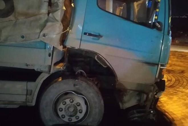 Abşeronda yük maşını idarəetmədən çıxaraq məhəccərlərə çırpıldı 