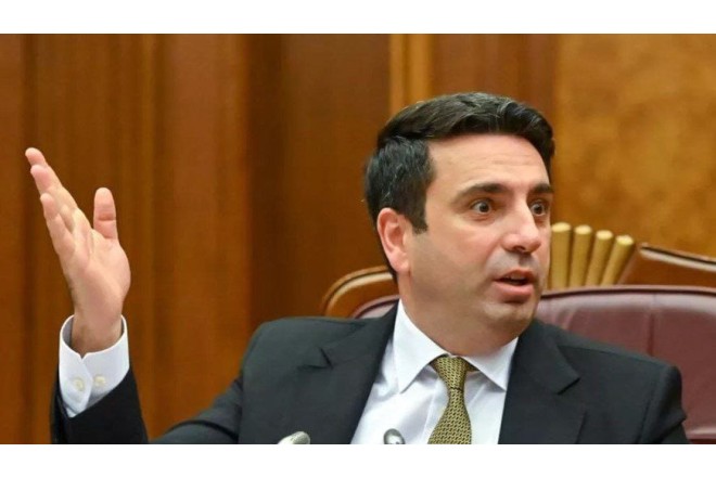 Paşinyan erməni kilsəsini "sındırır" 