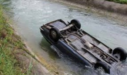 Sumqayıtda avtomobil kanala düşdü 