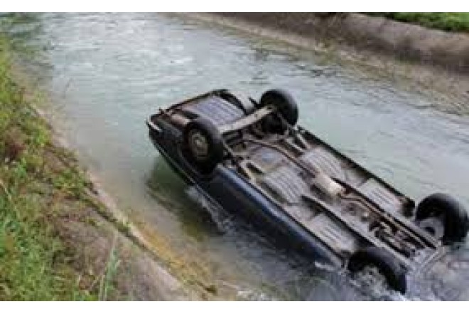 Sumqayıtda avtomobil kanala düşdü 